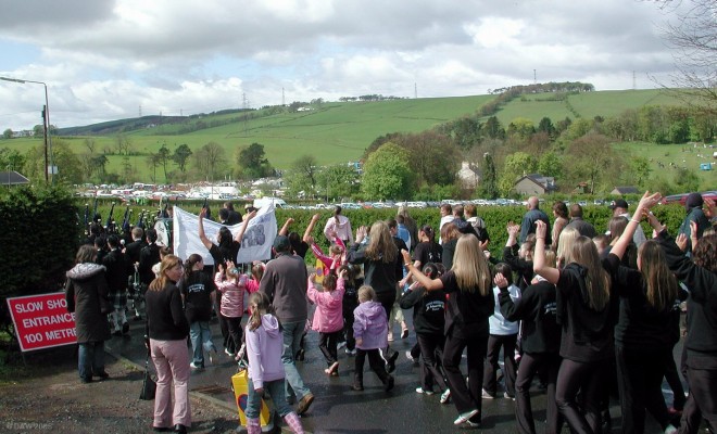 2005, the parade approaches the show ground and the sun comes out
