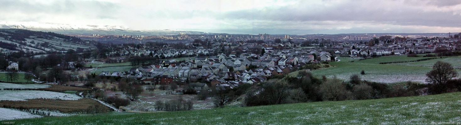 Winter Panoramic view over Neilston from the west
This view shows the 'newer' housing estates at the western end of Neilston.  In the distance the tower blocks of Glasgow can be seen.  [url=http://www.streetmap.co.uk/streetmap.dll?G2M?X=246400&Y=656030&A=Y&Z=3/]Map location[/url]
