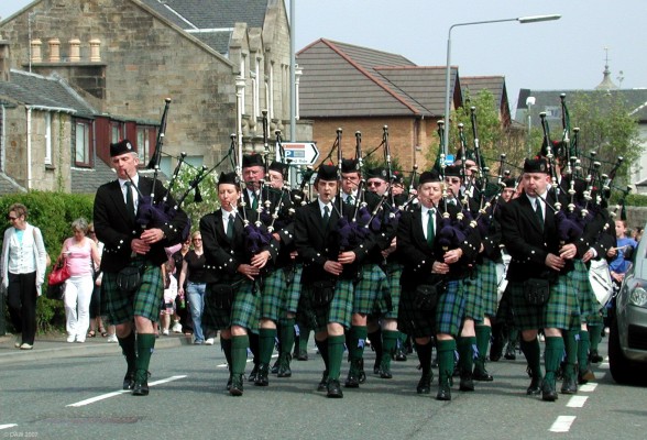 2007, Kilbarchan Pipe Band in the parade through the village
