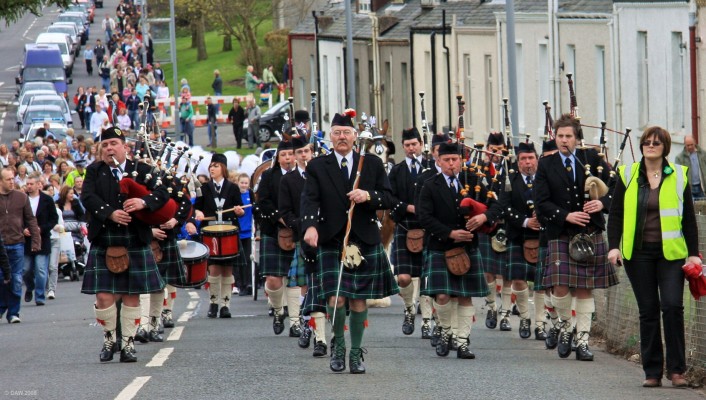 2008, Pipe Band leads the Parade
The Neilston Pipe Band leads the parade through the village to the show ground.
