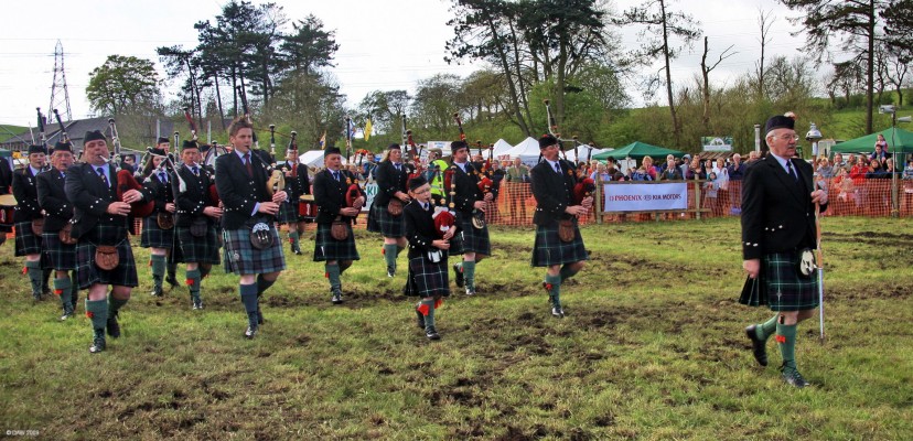 2009, village parade arriving at the show ground
Pipe Major Iain MacDonald leads Neilston & District Pipes & Drums and the village parade into the show ground.
