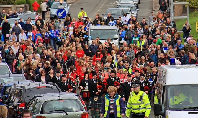 2010, Sea of faces
The parade passes Holehouse Brae on its way to the show ground.
