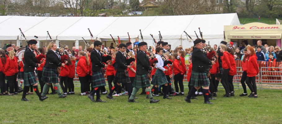 2016, The Neilston & District Pipe Band
The local dance club mingle with the Pipe band in what seemed like an unplanned move, the Pipe Band didn't miss a note though.
