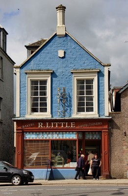 A little Baker in Moffat
Many of the buildings on the High street in Moffat have this narrow frontage possibly because in the 1700's around the time much of the town was built there was a tax on street frontage.
