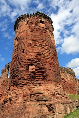The south east tower at Bothwell Castle
Bothwell is Scotland's most imprssive 13th century Caslte.  The wars of independance meant that the only part fully completed was the circular Keep and this was badly damaged during one of the seiges.  In the 14th century the castle was aquired by the Black Douglases who rebuilt it more or less as it is seen today.
