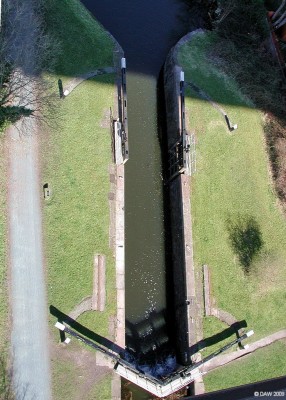 Canal Lock, Old Kilpatrick
Looking down on a lock on the Forth & Clyde Canal from the Erskine Bridge.  [url=http://www.streetmap.co.uk/map.srf?X=246587&Y=672622&A=Y&Z=115/] Map location. [/url]
