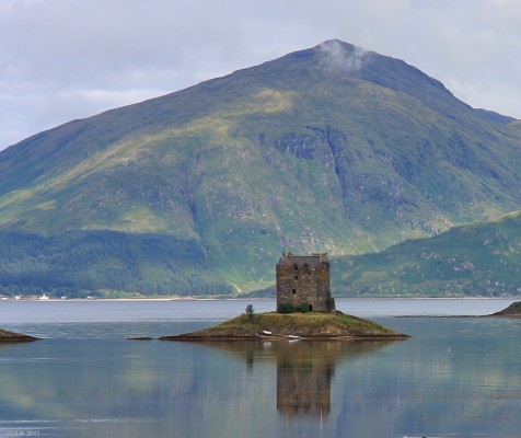 Castle Stalker
Castle Stalker sits on a small island at the mouth of Loch Laich where it enters Loch Linnhe.  Behind is Beinn Mheadhoin rising to some 739m.  [url=http://www.streetmap.co.uk/map.srf?X=193189&Y=746430&A=Y&Z=120/] Map location. [/url]
