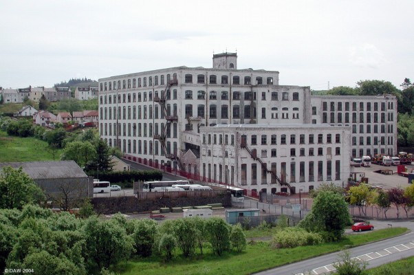 A view of Crofthead Mill from Fereneze road
The modern houses immediately behind the mill stand on what was, I believe, the former spool turning dept of the mill which was demolished in the 1960's.  The terraced houses at the top of the hill are the housing that was built for the large number of mill worked that came to the village in the early 20th century.
