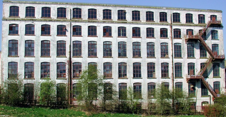 Crofthead Mill from the east
A side view of one of the largest buildings that remain of the original Crofthead Mill.  It was built between 1883 and the turn of the century, at that time it employed between 1250 and 1500 people but eventually closed in 1992.  Today the buildings are used for storage.  [url=http://www.streetmap.co.uk/streetmap.dll?G2M?X=247385&Y=657345&A=Y&Z=3/]Map location[/url]
