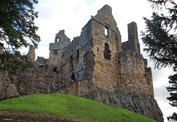 Dirleton Castle ruins
[url=http://streetmap.co.uk/map?X=351710&Y=684030&A=Y&Z=120/] Map location. [/url]
