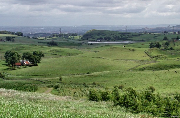 Duncarnock Hill seen from the Neilston Pad
The Cragie, as it is more commonly known, is a classic example of a "crag and tail" feature formed during the last ice age.  With a depth of up to a kilometre, the ice flowed south where it met the resistance of the extinct volcanic plug of The Cragie and thus flowed over the top creating the gentle slope on the southern side of the hill.
