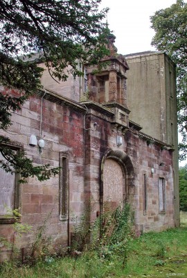 The North side of Dunlop House
There appears to be an entrance for what may have been for coaches on this side, it opens into a small courtyard.  At the back you can see what I assume is a modern staircase that has been added onto the side of the building.
