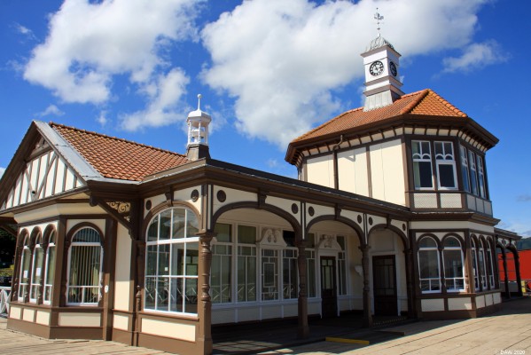 Dunoon pier buildings 2017
Dunoon Pier is the best example of a 19th century wooden steamer pier left on the Clyde.  The earliest parts of the pier date from around 1868.  This restored building is the former waiting room and harbour Master's office.  The pier is no longer in use  since a new concrete pier with link span was built alongside around 2005.
