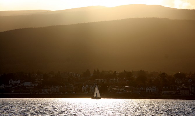 Looking towards Kirn from the Clyde
Some late afternoon sun on a September day on the Clyde.  [url=http://www.streetmap.co.uk/map.srf?X=331142&Y=590335&A=Y&Z=120/] Map location. [/url]
