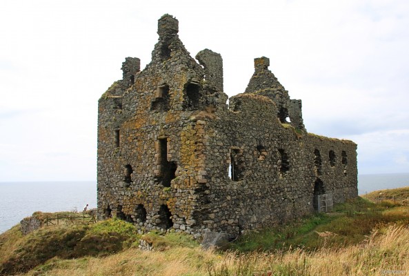 The ruins of Dunskey Castle, Portpatrick
Dunskey is a 3 storey Tower House built around 1510 by the Adairs of Kinhilt who also owned the Castle of St John in nearby Stranraer.  The castle was extended by Hugh Montgomery in the 17th century but fell in to ruin around 1684.
