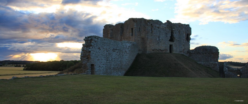 Evening sun, Duffus Castle
[url=http://streetmap.co.uk/map?X=318965&Y=867220&A=Y&Z=120/] Map location. [/url]
