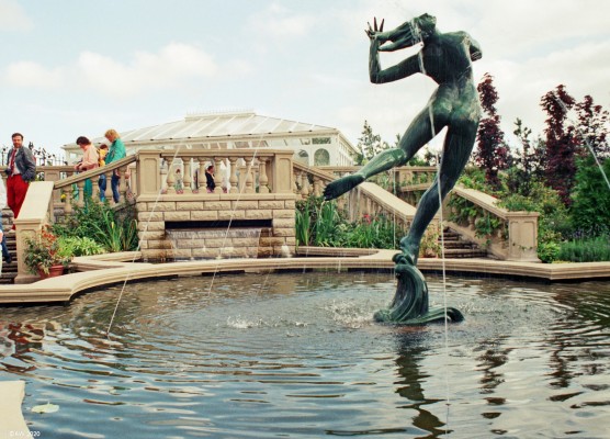 "Foam", Glasgow Garden Festival 1988
This Water Nymph had her first outing at the 1938 Empire Exhibition at Bellahouston Park in Glasgow.  Today she is in the quieter surroundings of Greenbank House on the outskirts of Glasgow.
