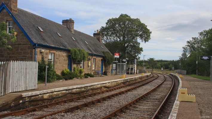 Forsinard Station
Looking west at Forsinard station.  From here the line travels to Thurso and Wick.  Part of the building on the left is now a small visitor centre for the Flow country nature reserve. [url=http://streetmap.co.uk/map?X=289025&Y=942494&A=Y&Z=120/] Map location. [/url]
