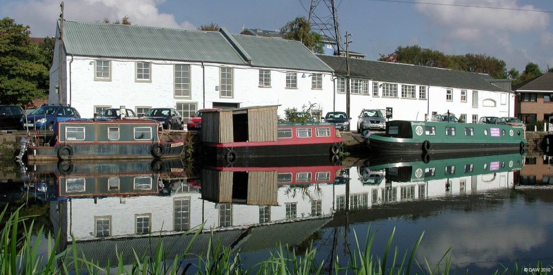 Forth & Clyde Canal branch, Hamiltonhill
The Port Dundas branch of the Forth & Clyde Canal.  The new building on the extreme right hand side is British Waterways Offices.  [url=http://www.streetmap.co.uk/map.srf?X=258575&Y=667160&A=Y&Z=115/] Map location. [/url]
