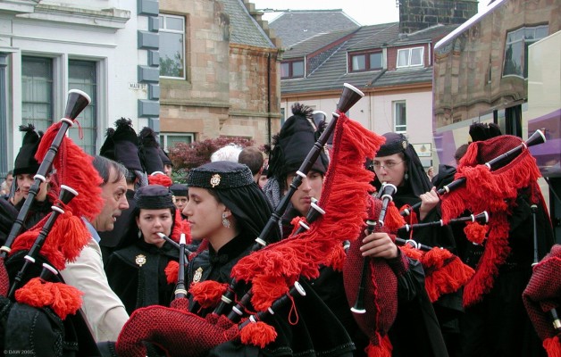 2005, alician Pipe Band assembling outside the masonic lodge
The Royal Pipe Band of the deputation of Ourense gets ready for the parade through the village during the 2005  event.

