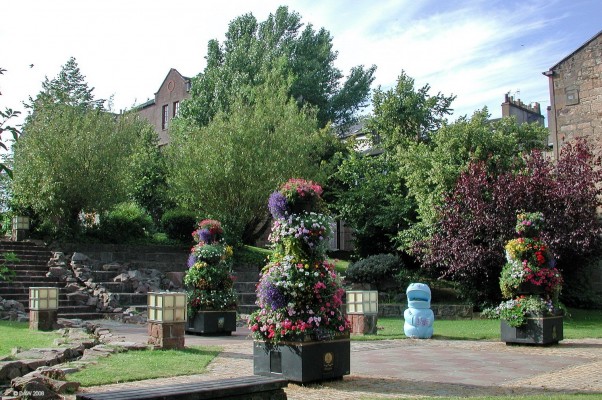 Garnethill Park, Glasgow
A small 'urban' park created in 1991 on a piece of wasteground in the Garnethill area of the city.  The unusual light boxes have been designed in a Charles Rennie Mackintosh style since the School of Art which he designed isn't far away. [url=http://www.streetmap.co.uk/streetmap.dll?G2M?X=258570&Y=666073&A=Y&Z=1/]Map location. [/url]
