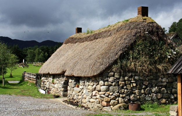 Highland Cottage, Highland Folk Museum, Newtonmore
A reconstruction of a cottage of around the 1890's.  It is of the 'cruck' type construction which means it has a timber frame within the dry stone walls.  The roof is covered with cabers, turf and heather

