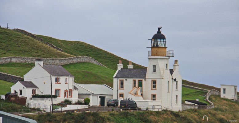 Holborn Head Lighthouse
Holborn head lighthouse lies at the entrance to Scrabster Harbour.  Built in 1862 by David and Thomas Stevenson.  It was automated in 1988 but in 2003 it was decided it was no longer required as a navigation aid and has since been converted into a house.  [url=http://streetmap.co.uk/map?X=310630&Y=970374&A=Y&Z=120/] Map location. [/url]
