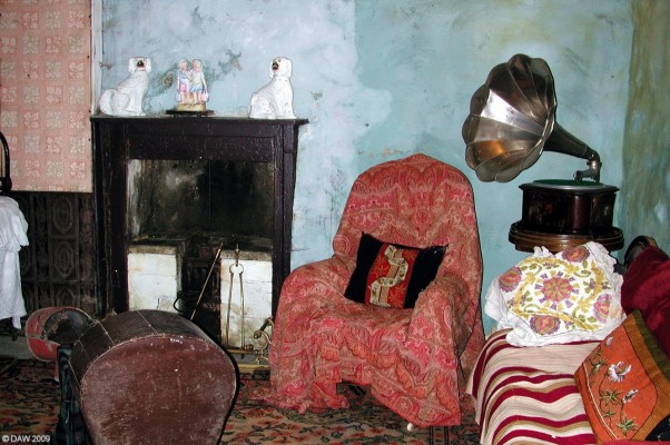 Inside a cottage at Auchindrain Museum
Inside one of the cottages at [url=http://www.auchindrain-museum.org.uk/] Auchindrain Museum [/url].  Note the pair of 'Wally dugs' on the mantlepiece.
