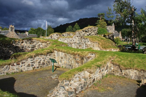 The ruins of Kindrochit Castle, Braemar
All that remains of the 14th century Drummond Tower.  The foundation walls are over 3m thick in places.  This was listed at one time as the 6th largest castle in Scotland. [url=http://www.streetmap.co.uk/map?X=315130&Y=791307&A=Y&Z=115&ax=315125&ay=791267/] Map location. [/url]

