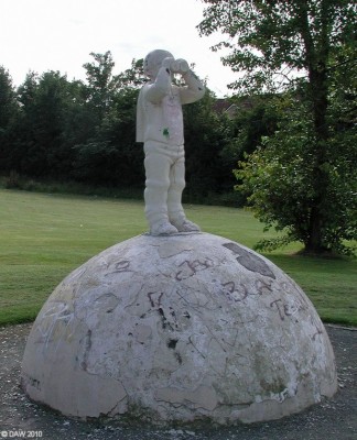 King of the Castle, Castlemilk
A Sculpture by Kenny Hunter, part of the Gateways and landmarks initiative.  [url=http://www.streetmap.co.uk/map.srf?X=261447&Y=659551&A=Y&Z=110/] Map location. [/url]

