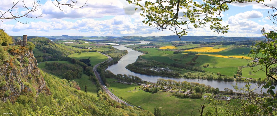 Kinnoul Tower and the River Tay
A view from Kinnoull Hill looking east along the Tay with the Folly, Kinnoul Tower on the left. [url=http://streetmap.co.uk/map?X=313760&Y=722768&A=Y&Z=120/] Map location. [/url]

