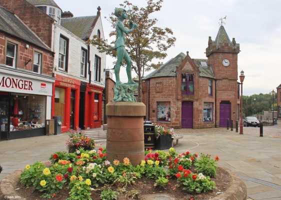 Kirriemuir
Kirriemuir town centre.  Kirriemuir's main claim to fame is that it is the birthplace of the writer J. M. Barrie, hence the statue here of Peter Pan.  [url=http://streetmap.co.uk/map?X=338535&Y=753917&A=Y&Z=115/] Map location. [/url]
