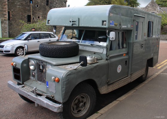 Land Rover camper van, Kirkcudbright
Spotted on a street in Kirkcudbright, the bit liked most was the teapot and teacup secured to the front wing.
