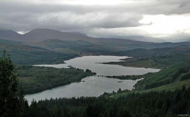 Scotland in miniature, Loch Garry
A dreich day at Loch Garry, but the significance of this view requires a little imagination.  From this view point the loch appears to take on the outline of Scotland, well almost.  [url=http://www.multimap.com/map/browse.cgi?lat=57.0815&lon=-4.9525&scale=25000&icon=x/]Map location[/url]

