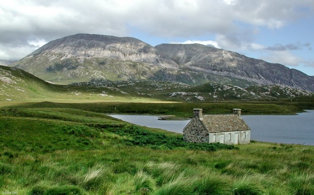 Loch Stack
Over looking Loch Stack towards the distictive outline of Arkle rising to 787m.  [url=www.multimap.com/map/browse.cgi?lat=58.3454&lon=-4.9577&scale=25000&icon=x/]Map location[/url]
