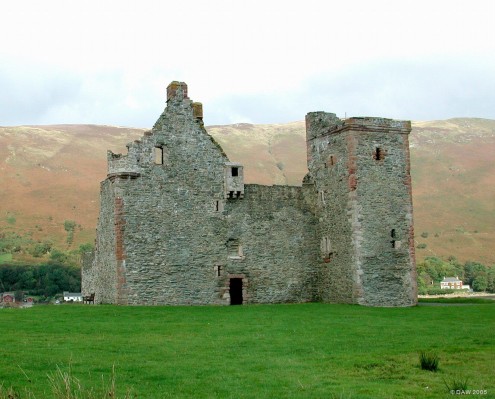 Lochranza Castle, Isle of Arran
This 16th century Tower House lies on a small peninsula on Loch Ranza at the northern end of Arran.  The building is thought to be on the site of an older Caslte
