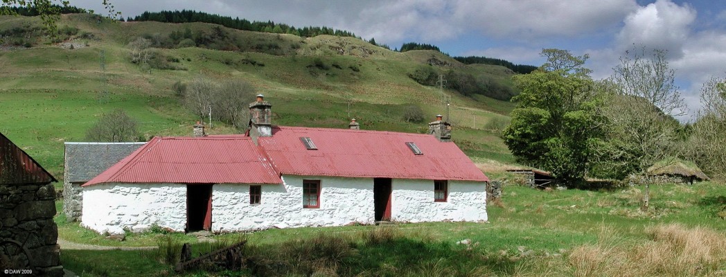 Long Cottage, Auchindrain Museum
Auchindrain is unique in Scotland in that it portrays a way of farming that has long disappeared.  Before single tenancy farms there were small townships like this where a group of people worked the land.  There were some 4000 acres of land worked by the people who lived here in the 18th century.  Some of the buildings were still in use up until the 1960's.
