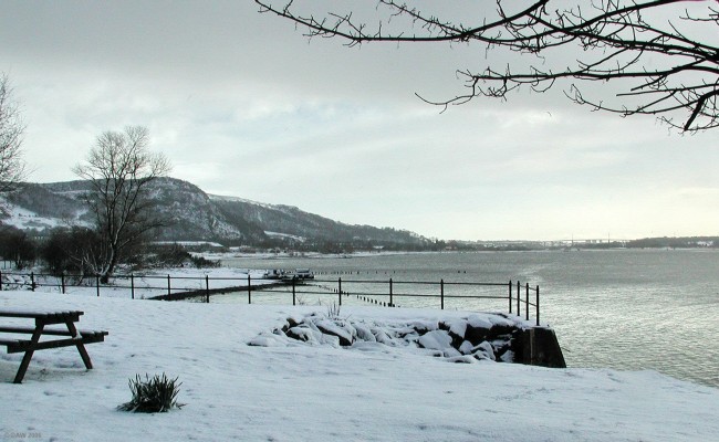 Looking up river from Dumbarton
A view up the river Clyde after a late winter snow fall.  The Erskine Bridge can be seen in the distance on the right. [url=http://www.multimap.com/map/browse.cgi?lat=55.9353&lon=-4.5626&scale=25000&icon=x/] Map location [/url]
