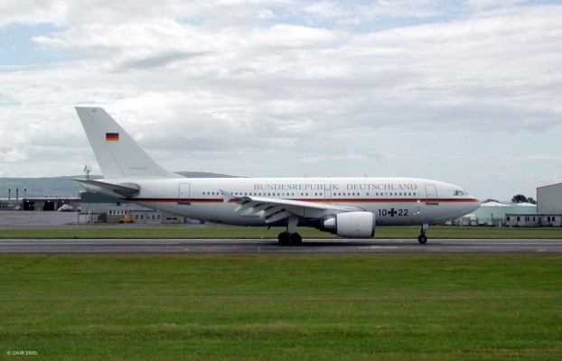 Luftwaffe A310-340 10+22 lands at Prestwick Airport, July 2005
German Chancellor Schroeder arrrives at Prestwick on board a Luftwaffe A310 Airbus, what ever happens, don't mention the war.
