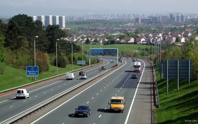Over looking the M77 towards Glasgow
The kennishead flats are on the left and Glasgow is spread all across the horizon.  [url=http://www.streetmap.co.uk/map.srf?X=253282&Y=658024&A=Y&Z=115/] Map location. [/url]
