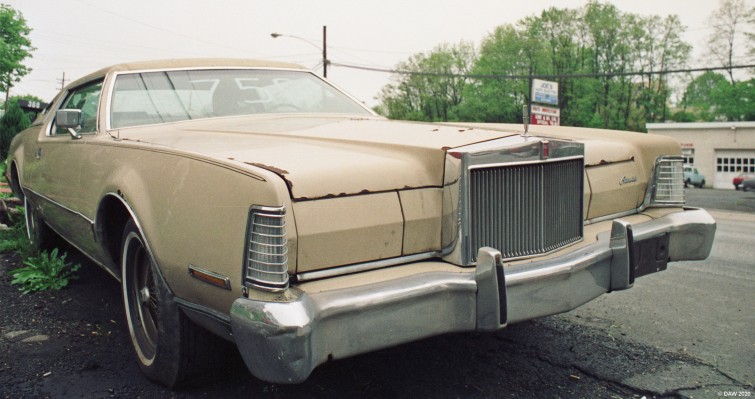 MK4 Lincoln Continental, Horsham, PA, 1989
Manufactured by the Lincoln division of the Ford Motor Company between 1972 and 1976.  It has a 7.5L 16 Valve V8 engine, despite this it only had a top speed of 120 mph and had an acceleration of 0 to 60 mph of 10.6 seconds.  It also only managed 14 miles to the gallon.  This partical example was in need of a little care and maintenance.
