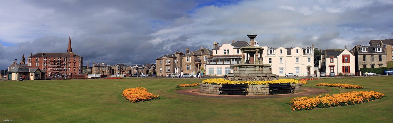 Mackerston putting green, Largs
The white building behind the fountain was formerly the Mackerston Hotel but today is a benedictine monastery.
