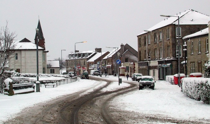 Neilston Main Street, 2006
Looking along the main street after a heavy snow fall in March 2006.  St Thomas's Church is on the left.
