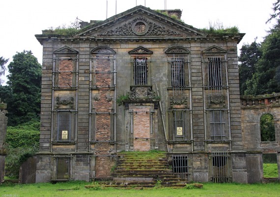 Mavisbank House, Loanhead
Designed by William Adam and Sir John Clerk in 1723.  It was built as a villa for John Clerk with the now familiar wings being added shortly afterwards.  This building is the earliest and probably the most important Palladian style house in Scotland.  Unfortunately the last owner allowed it fall in to disrepair and the last straw was a serious fire.  It narrowly missed being demolished in the 1980's and even today this catagoy A listed building has an uncertain future.
