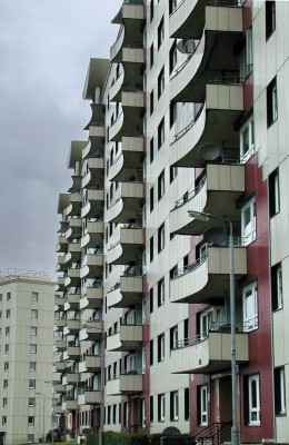 Moss Heights, Mosspark, Glasgow
Mosspark was Glasgows first post war housing developments in the early 1950's.   These tower blocks with their unusual balcanys are one of Glasgows first tower blocks.  The cladding was added more recently during a refurbishment.  [url=http://www.streetmap.co.uk/map.srf?X=253540&Y=664100&A=Y&Z=120/] Map location. [/url]
