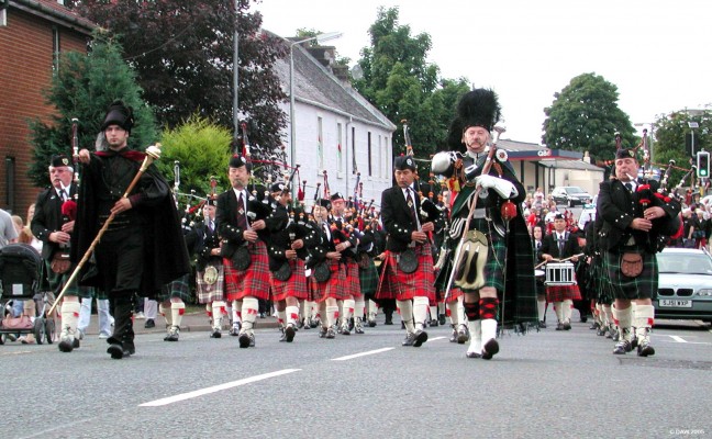 2005, Pipe Bands Parade Down High street
East meets west, Pipe Bands from Tokyo and Galicia in Spain march through the village with the Neilston & District Pipe Band.  

