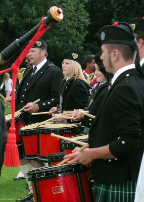 Neilston Live! 2006
Drumming demonstration from the Neilston Pipe Band at Pig Square.
