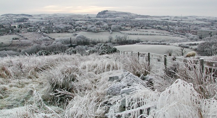 Neilston Pad from the Fereneze foot path
Over looking Neilston towards the Neilston Pad from the Fereneze Braes footpath.  [url=http://www.streetmap.co.uk/map.srf?X=248025&Y=658399&A=Y&Z=120/] Map location. [/url]
