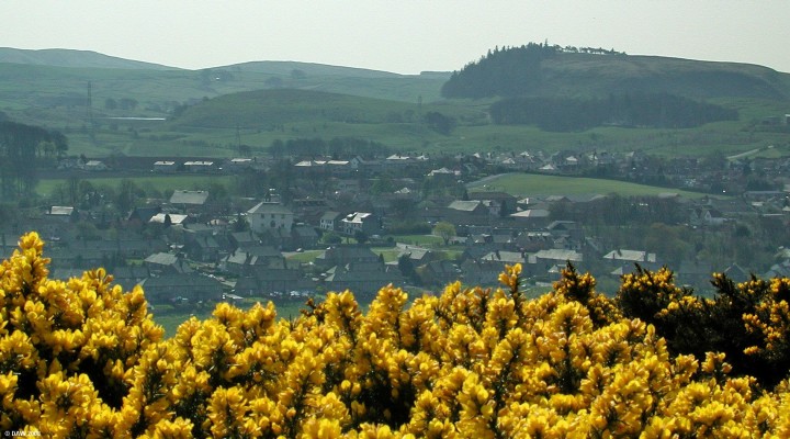 Neilston from the Fereneze braes
The Parish Church is left of centre, top right on the horizon is the Neilston Pad.  If you look close you just make out Snypes Dam above and to the left of the Church. [url=http://www.streetmap.co.uk/streetmap.dll?G2M?X=248335&Y=658720&A=Y&Z=3/]Map location[/url]

