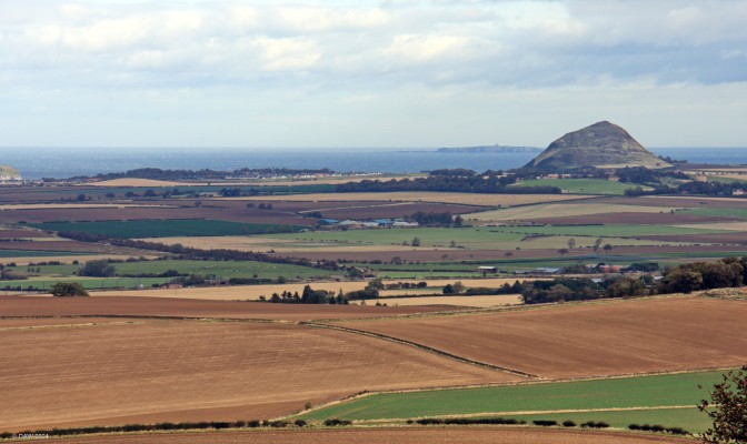 North Berwick Law
A distant view of North Berwick Law from the Hopetoun Monument.  Berwick Law rises to 187m and is a priminent landmark for miles around. [url=http://streetmap.co.uk/map?X=350190&Y=676397&A=Y&Z=120/] Map locatrion [/url]
